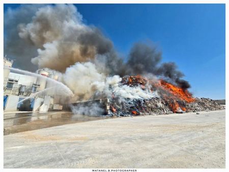 بئر السبع-إندلاع حريق في مصنع لاعادة تدوير النفايات *